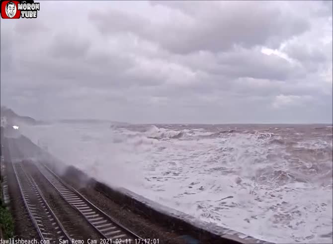 Video :Large waves slam onto a train in the UK
